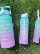 Kit Garrafas 3 em 1 garrafas 2L 900ml 300ml Squeze Academia Treino Tie Dye com adesivos